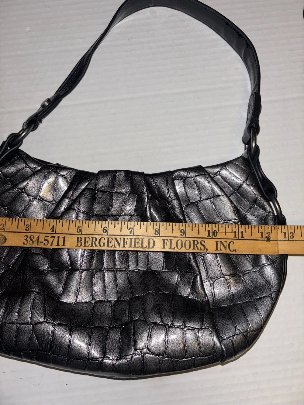 SIMPLY VERA BY VERA WANG GRAY SILVER METALLIC FAUX LEATHER SHOULDER BAG